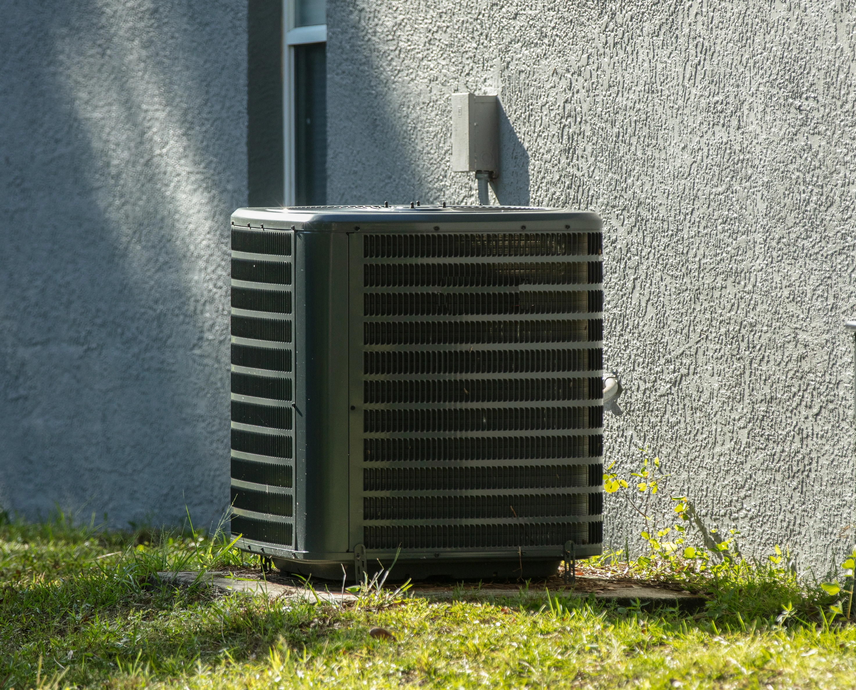 A new outdoor air conditioner unit installed by Air Dynamics at a home in Tulsa.
